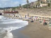POZZUOLI/ Spiaggia libera occupata abusivamente, sequestrati centinaia di lettini e ombrelloni – LE FOTO