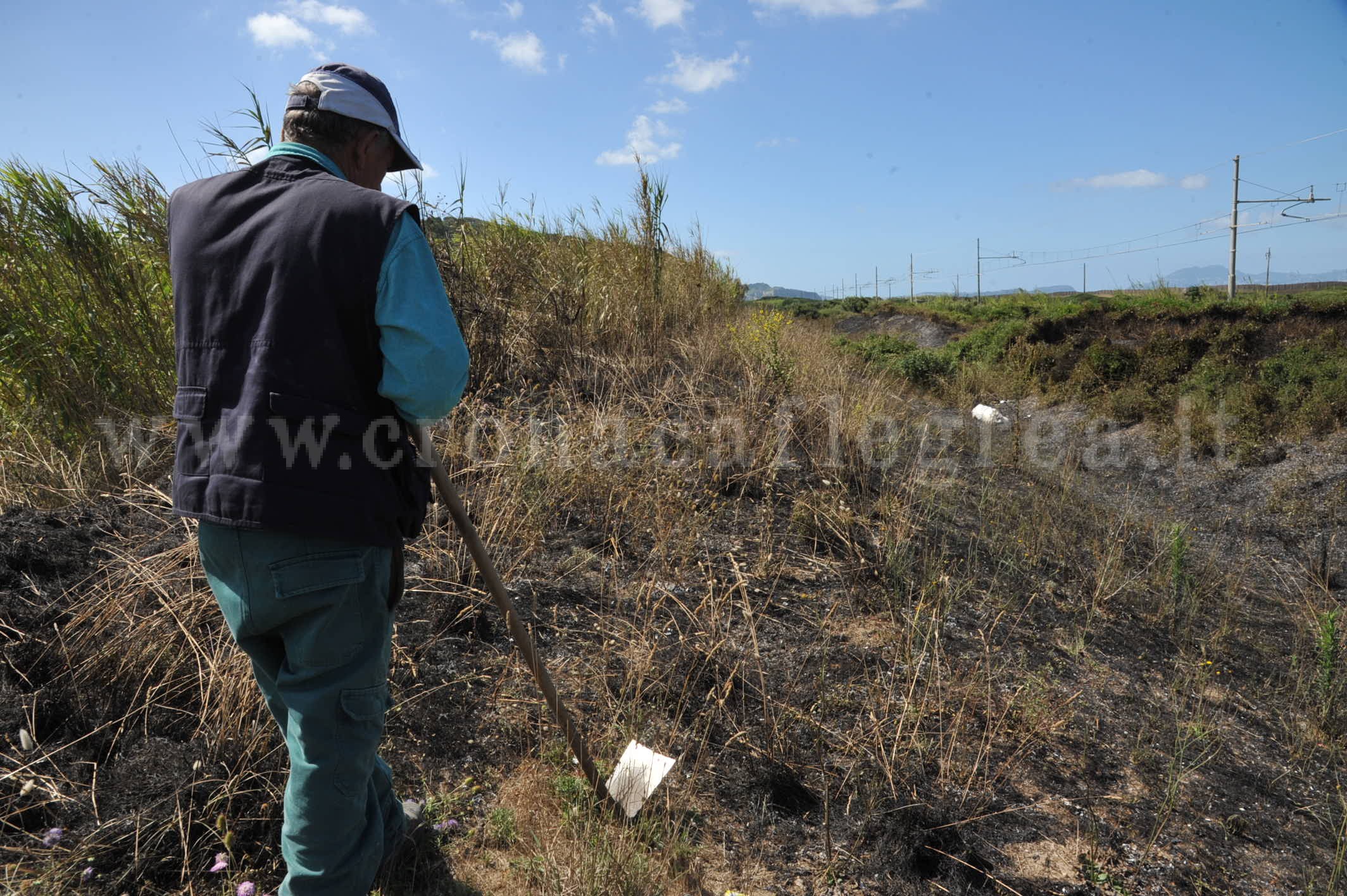 POZZUOLI/ Cuma, incendio distrugge 2mila metri di vegetazione – LE FOTO