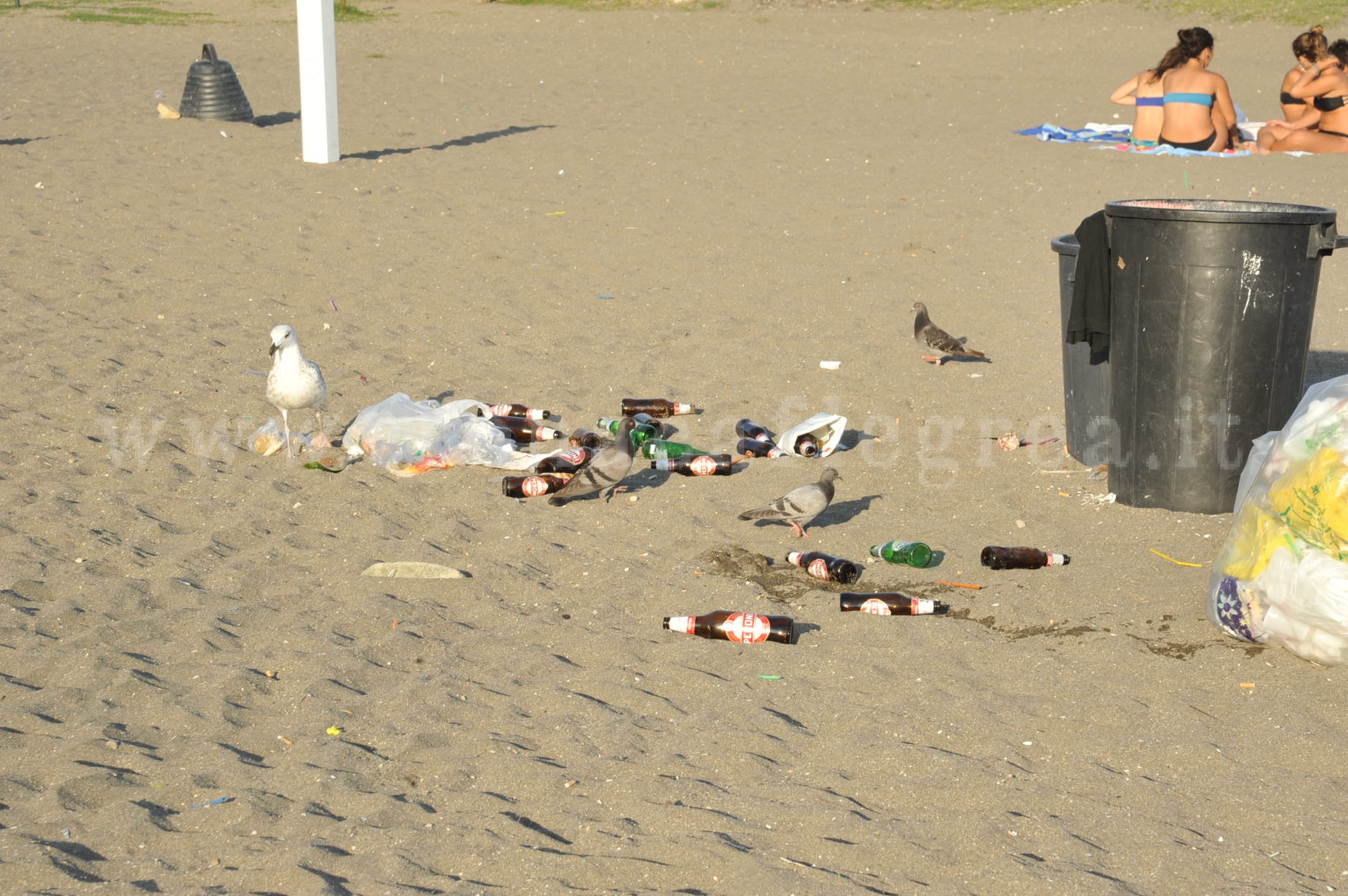LA VERGOGNA/ Al lido “Monachelle” si prende il sole tra rifiuti e pericoli – LE FOTO