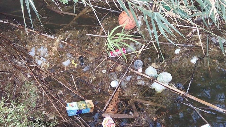 LO SCEMPIO/ Bottiglie, lattine e palloni galleggiano nel canale del Lago d’Averno – LE FOTO
