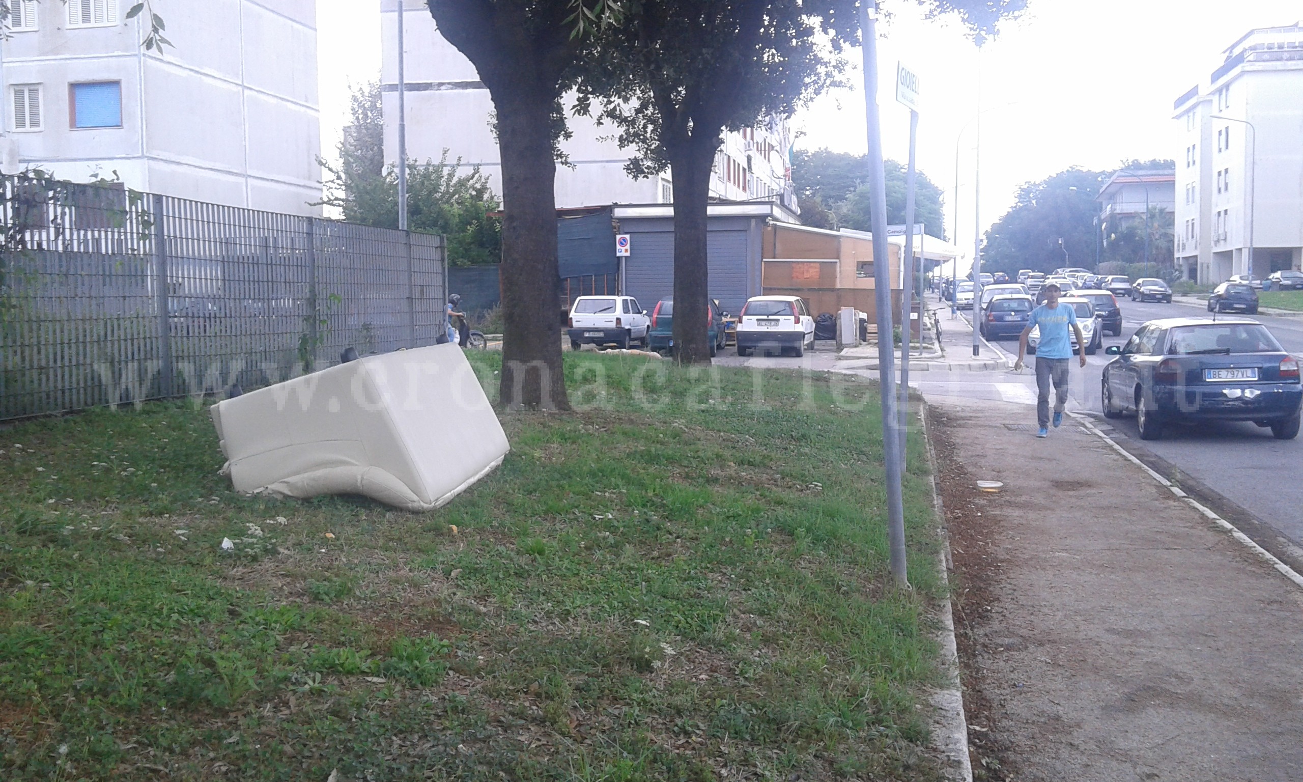 FOTONOTIZIA/ Divano abbandonato alla fermata del bus