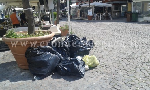 I sacchetti in piazza della Repubblica