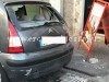 POZZUOLI/ Cadono calcinacci a via Roma, sfondata un’automobile – LE FOTO