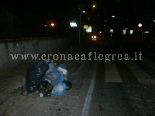Sacchetti di rifiuti lasciati in strada dagli incivili