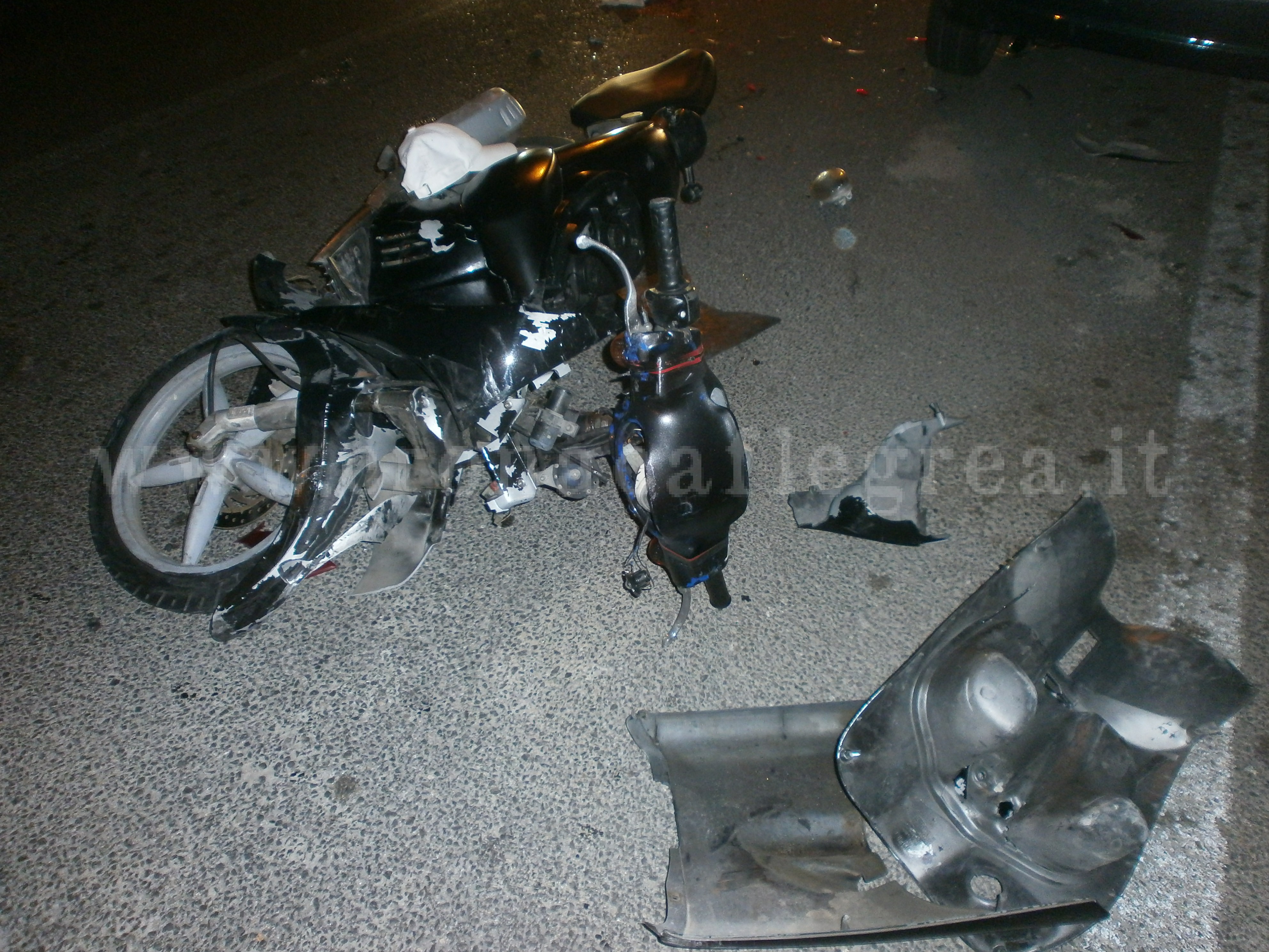 POZZUOLI/ Sangue nella notte, moto si schianta contro un’auto in sosta: 20enne in gravi condizioni – LE FOTO