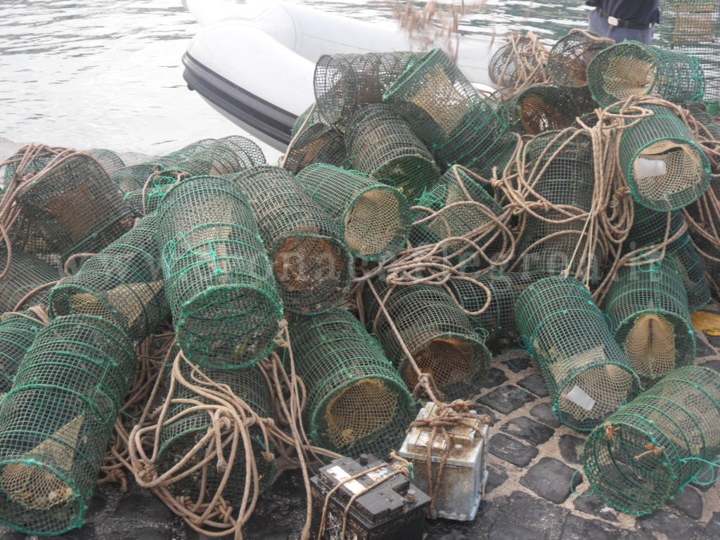 BACOLI/ Batterie per auto e nasse: scoperta pesca illegale nell’area marina protetta