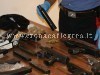 Mitragliette e pistole cariche nascoste in borsoni, sequestrato arsenale – LE FOTO