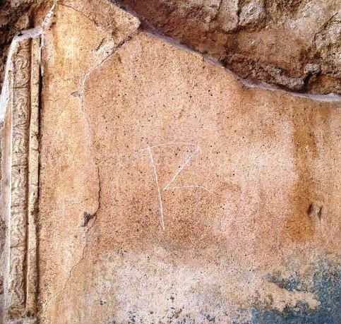 LO SFREGIO/ Turista incide le iniziali sulla parete di una Domus, denunciato – LE FOTO
