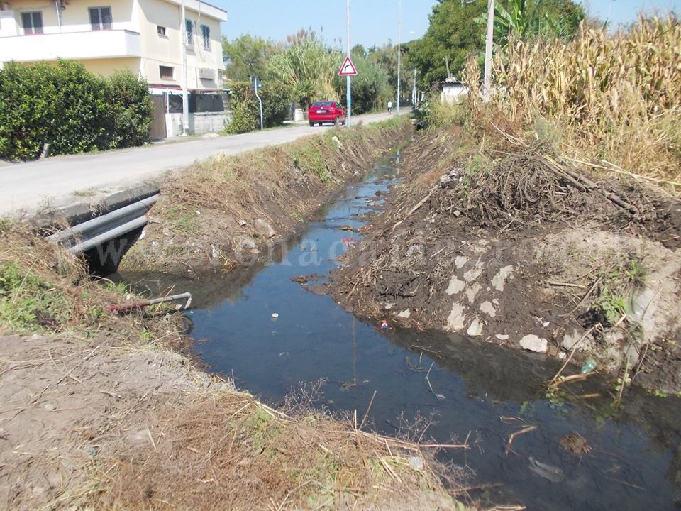 POZZUOLI/ Licola Borgo, ripuliti i canali ora si chiede più sicurezza – LE FOTO