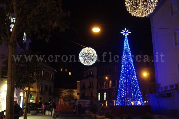 POZZUOLI/ La colonnina dei taxi sparisce per far posto all’albero di Natale – LE FOTO