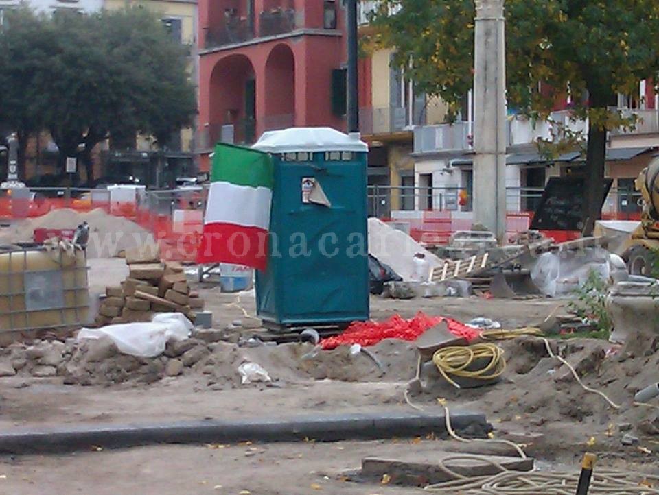 POZZUOLI/ Una bandiera posta sul “wc”, offeso il Tricolore – LA FOTO