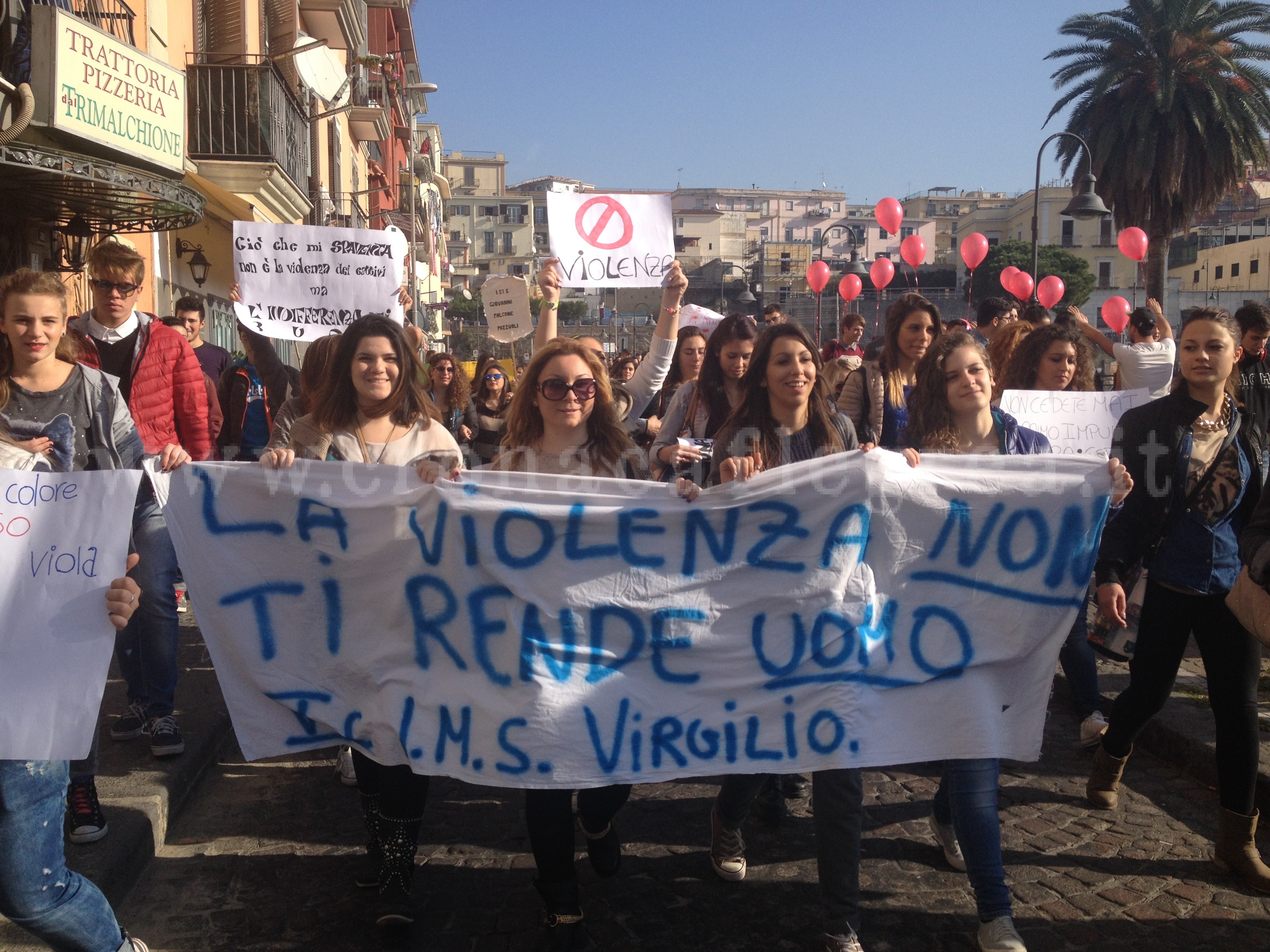 POZZUOLI/ Mille studenti in marcia ad urlare “no” alla violenza sulle donne – LE FOTO
