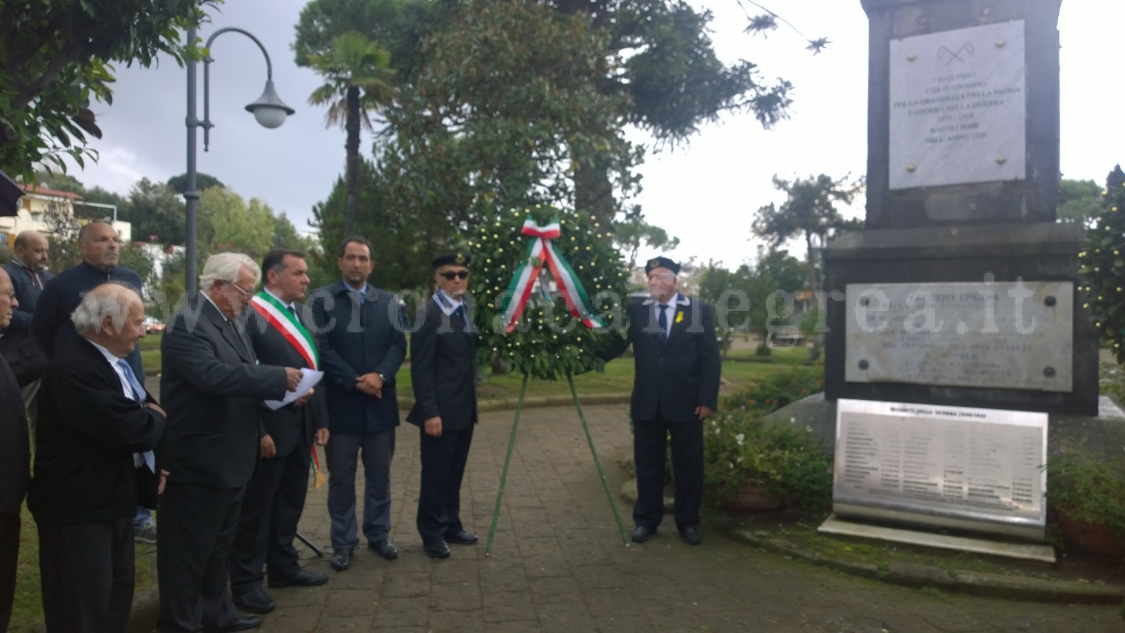BACOLI/ La città onora i caduti in guerra e lancia un appello per i Marò