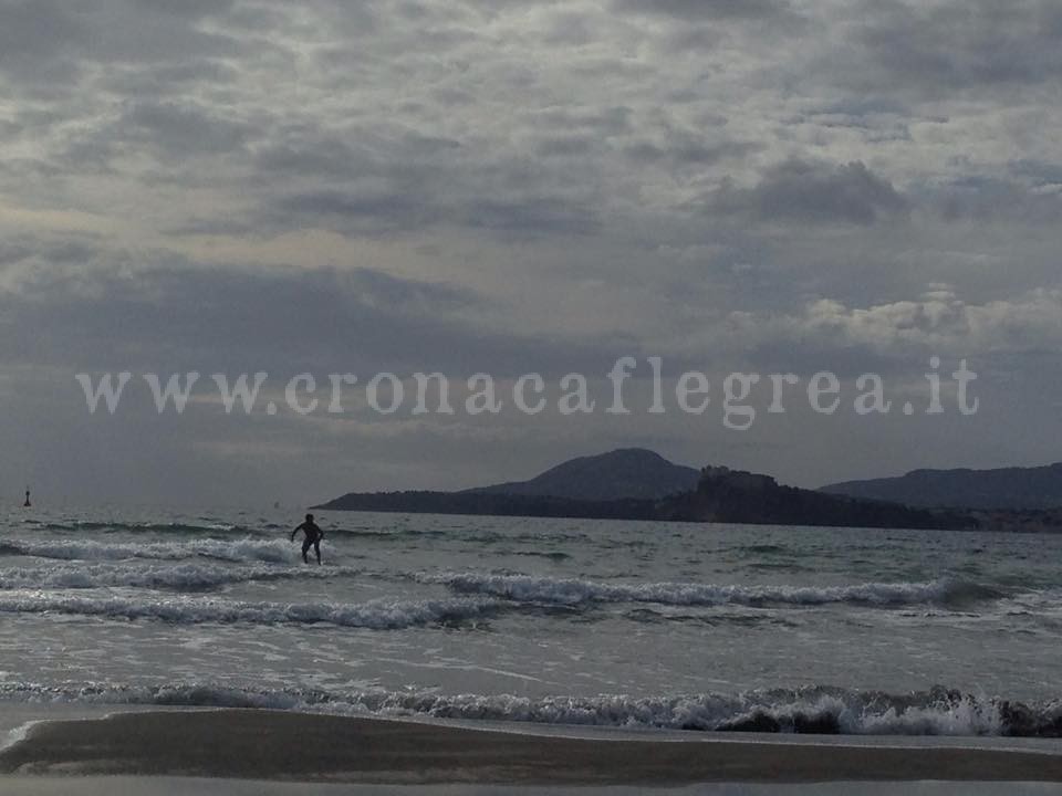 BACOLI/ Vento e onde, surfisti in azione a Miseno – LE FOTO