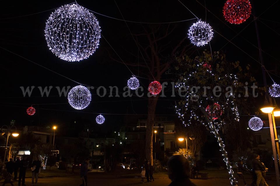 BACOLI/ La città si illumina per Natale – LE FOTO