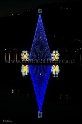 BACOLI/ Albero di Natale galleggiante nel lago Miseno
