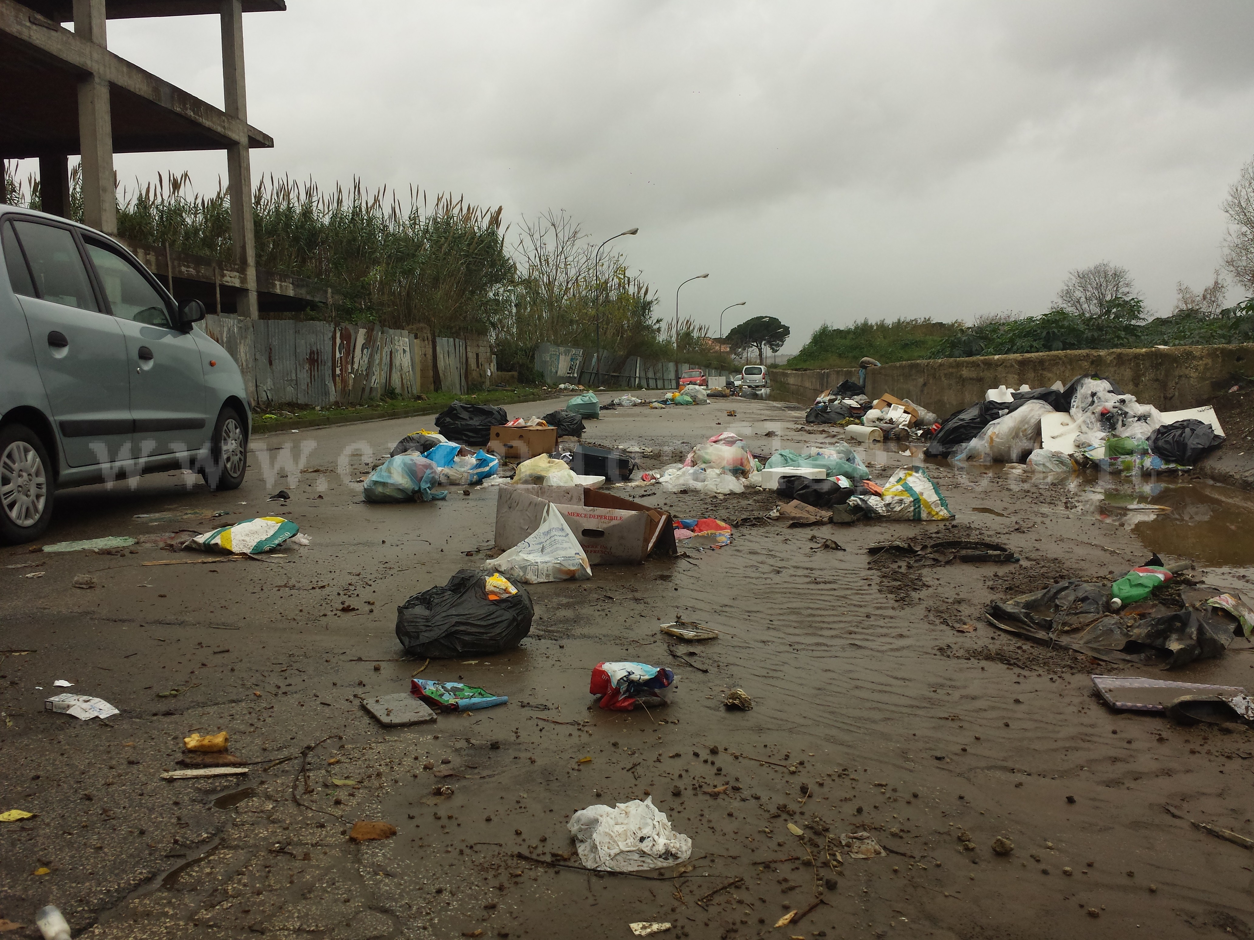 QUARTO/ Fiumi di rifiuti in via Crocillo, auto costrette a fermarsi