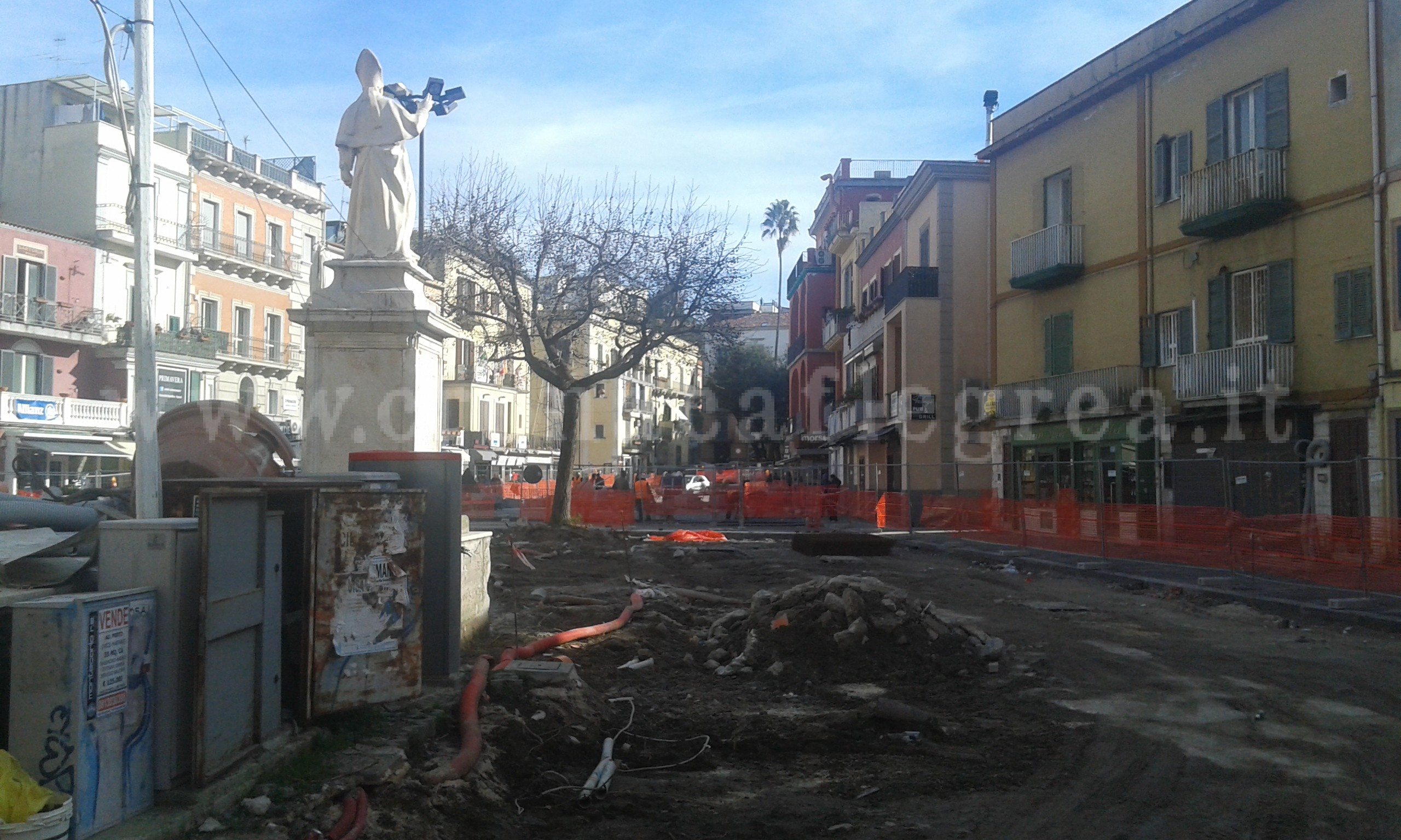 POZZUOLI/ Piazza della Repubblica, lavori “rallentati” dalla Madonnina e da Santo Mamozio?