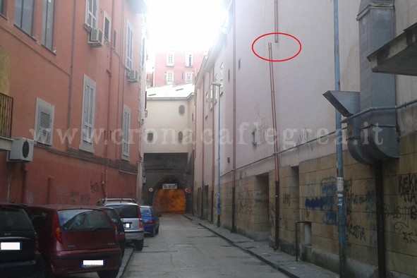 FOTONOTIZIA/ Grondaia a rischio crollo in via Tranvai