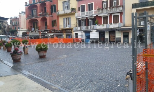 Un quadrato di piazza libero tra due cantieri