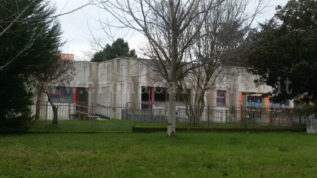 POZZUOLI/ Paura alla scuola Collodi, si staccano i pannelli dal soffitto