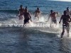 POZZUOLI/ Bagno in mare a Capodanno: in 12 si tuffano a Lucrino sfidando il gelo – LE FOTO