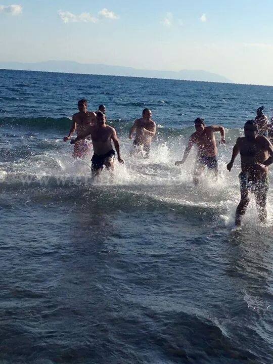 POZZUOLI/ Bagno in mare a Capodanno: in 12 si tuffano a Lucrino sfidando il gelo – LE FOTO