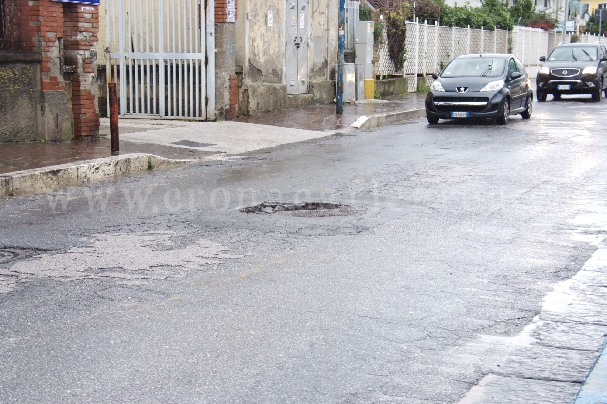 POZZUOLI/ “Strade groviera”: sempre più buche, i pericoli aumentano – LE FOTO