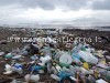 IL REPORTAGE/ Piove e l’alveo dei Camaldoli “vomita” rifiuti sulla spiaggia di Licola – LE FOTO DELLA VERGOGNA