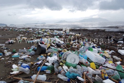 Tonnellate di plastica e di altri rifiuti a Licola