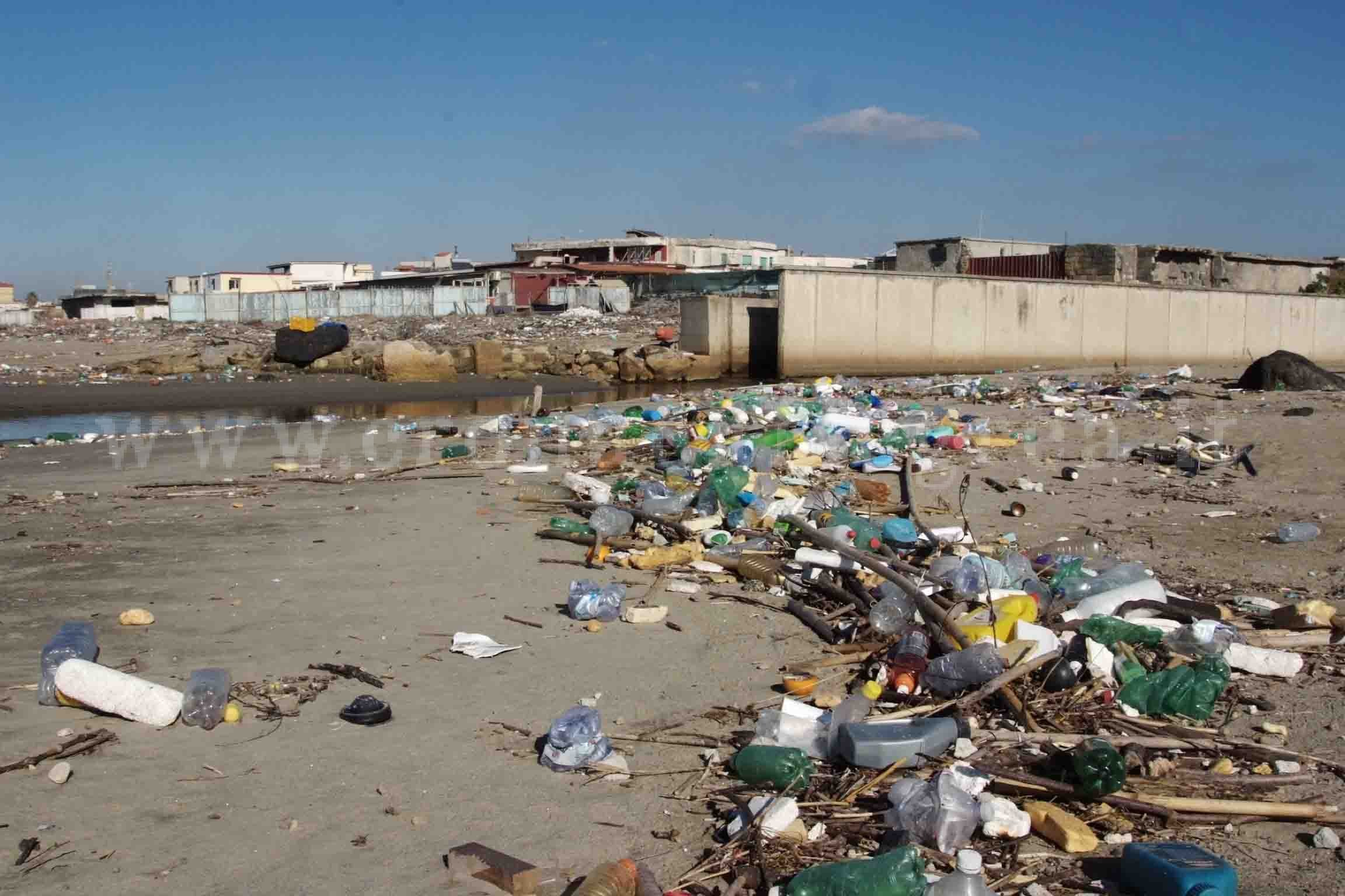 POZZUOLI/ Scempio a Licola Mare, rifiuti ospedalieri gettati sulla spiaggia – LE FOTO