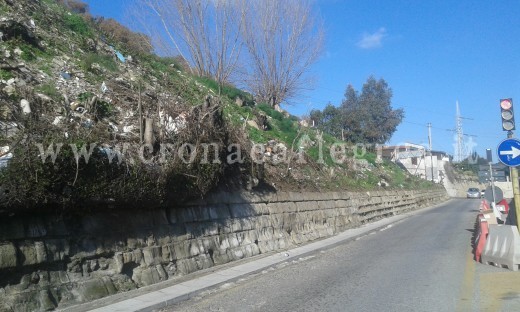 I detriti che rischiano di cadere sulla strada