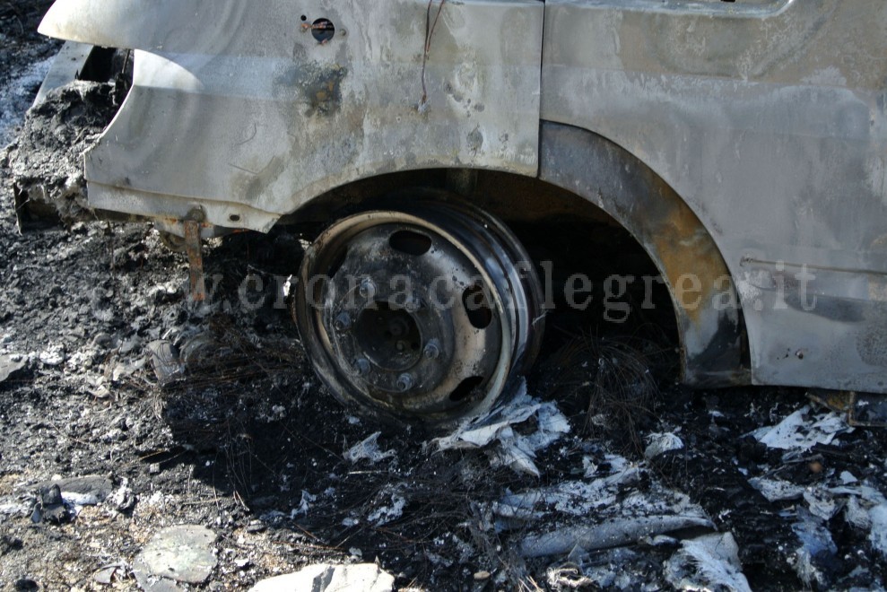 POZZUOLI/ Roulotte in fiamme, paura a Monterusciello