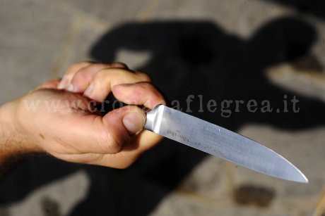 LA FOLLIA/ Aggredisce i fratelli con un coltello e cerca di uccidere il cognato: arrestato