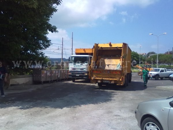 Stop alla raccolta rifiuti a Pozzuoli, i dipendenti della De Vizia incrociano le braccia per un giorno