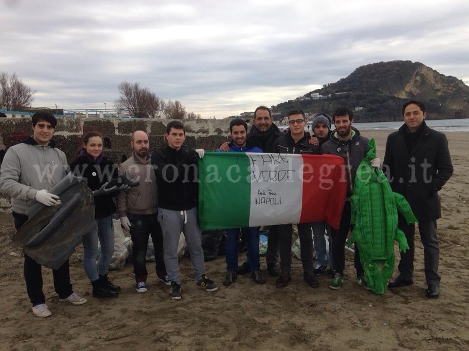 BACOLI/ Volontari in azione, ripulita la spiaggia di Miliscola