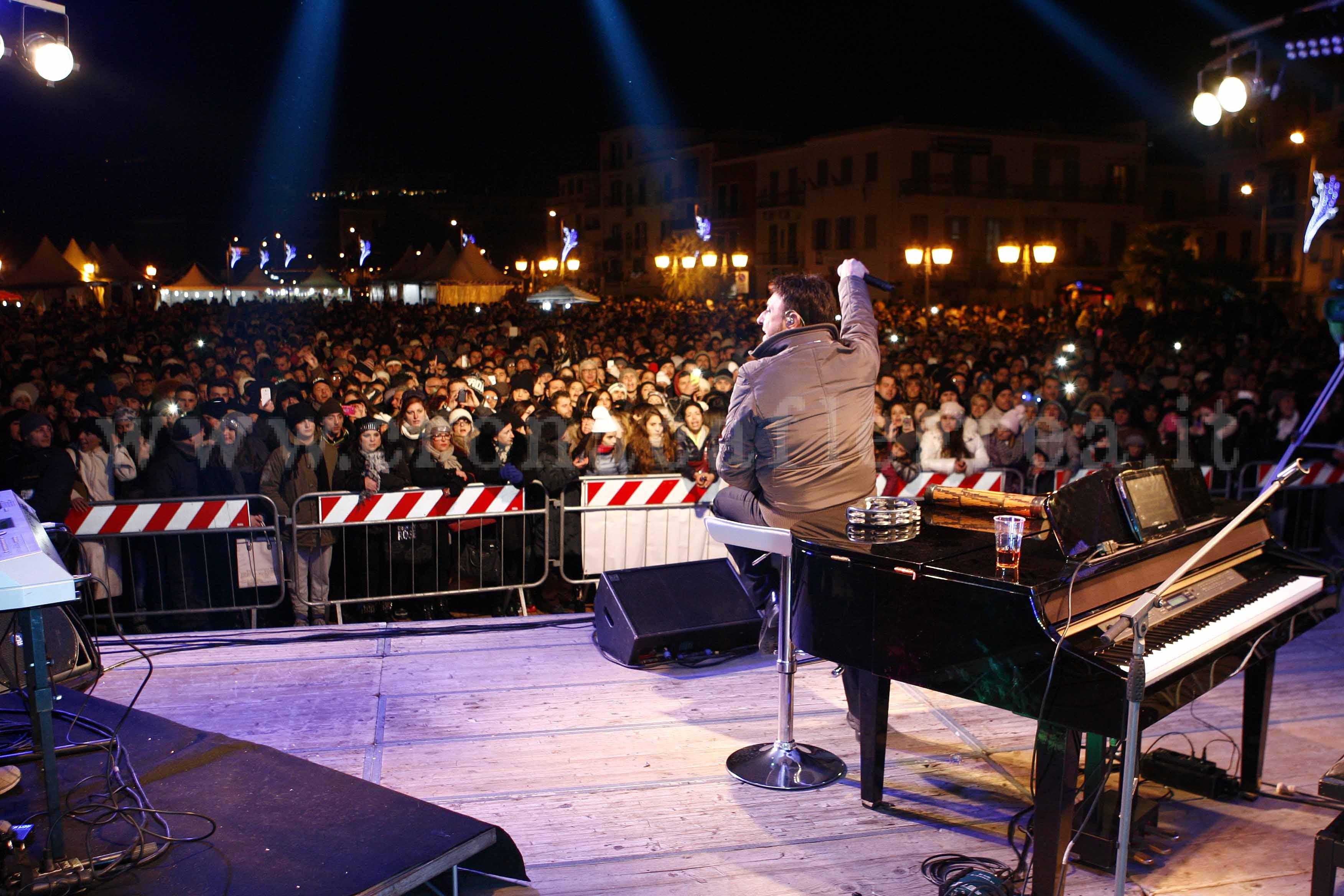 POZZUOLI/ Una piazza gremita accoglie il 2015