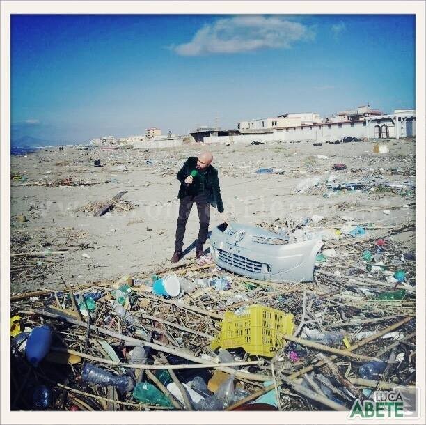 POZZUOLI/ Nella vergogna di Licola Mare sbarca pure l’inviato di Striscia – IL VIDEO