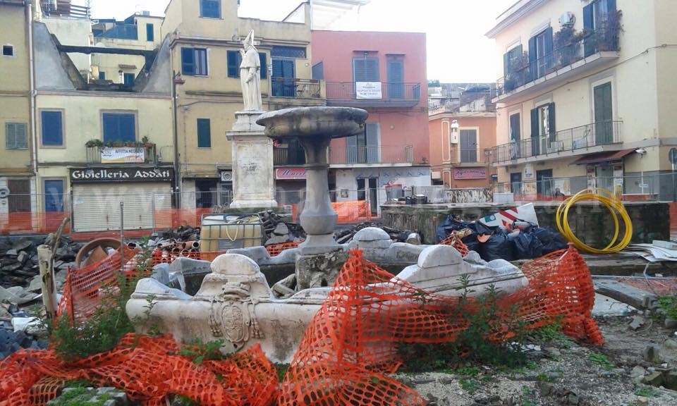 POZZUOLI/ In mezzo al cantiere e senza protezione, a rischio la fontana del ‘600