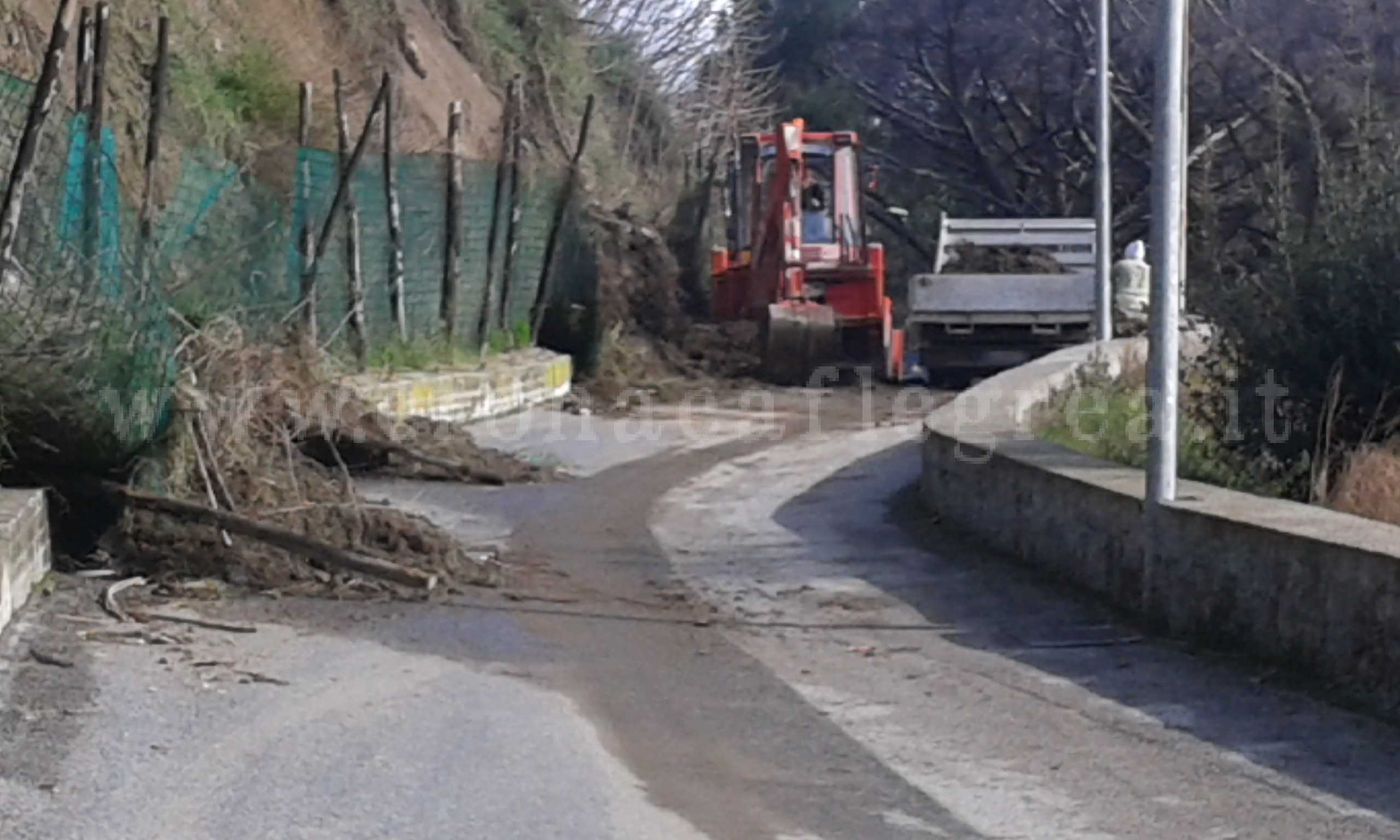 MALTEMPO/ Pozzuoli, crolla un costone al Rione Solfatara – LE FOTO