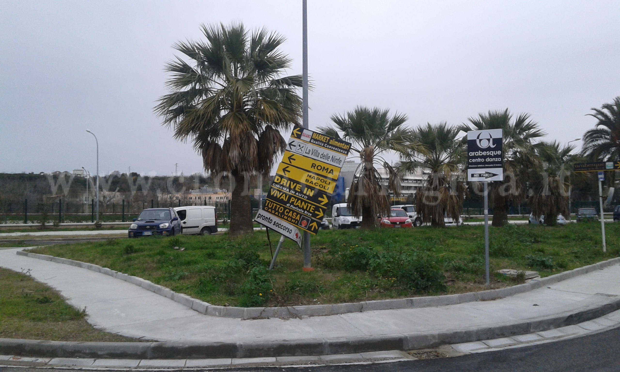 POZZUOLI/ Maltempo, cartelli stradali in bilico come la Torre di Pisa – LE FOTO