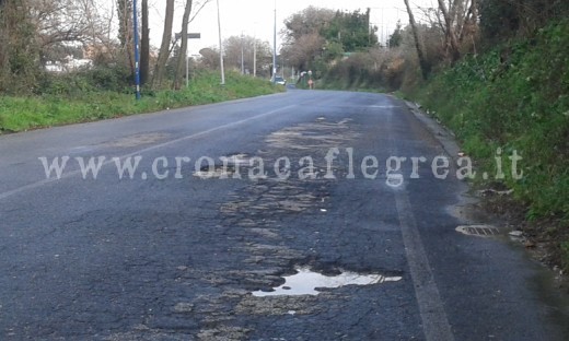 Un serie di buche in via Monterusciello 