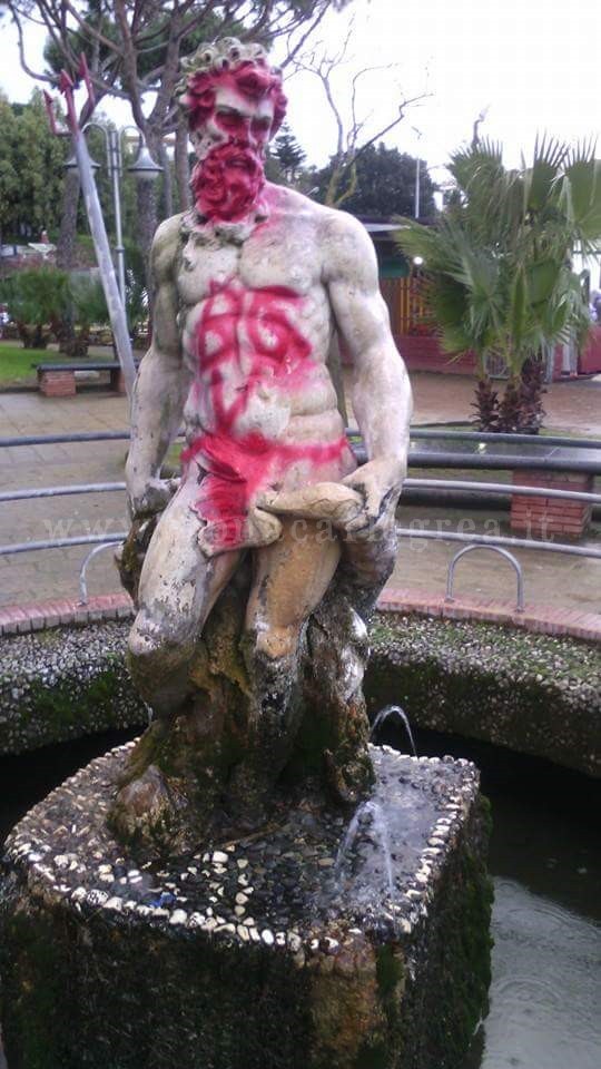 BACOLI/ Scempio in villetta, vandalizzata la statua di Nettuno