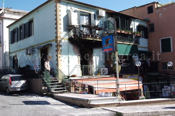 POZZUOLI/ Panico ad Arco Felice: incendio distrugge un negozio di parrucchiere – LE FOTO