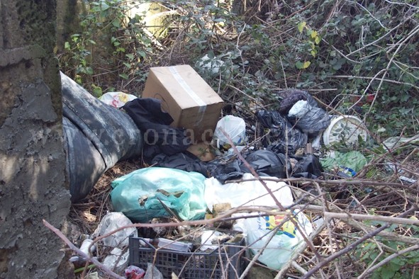 LO SCEMPIO/ Pozzuoli, rifiuti a due passi dalla “Grotta della Sibilla” – LE FOTO