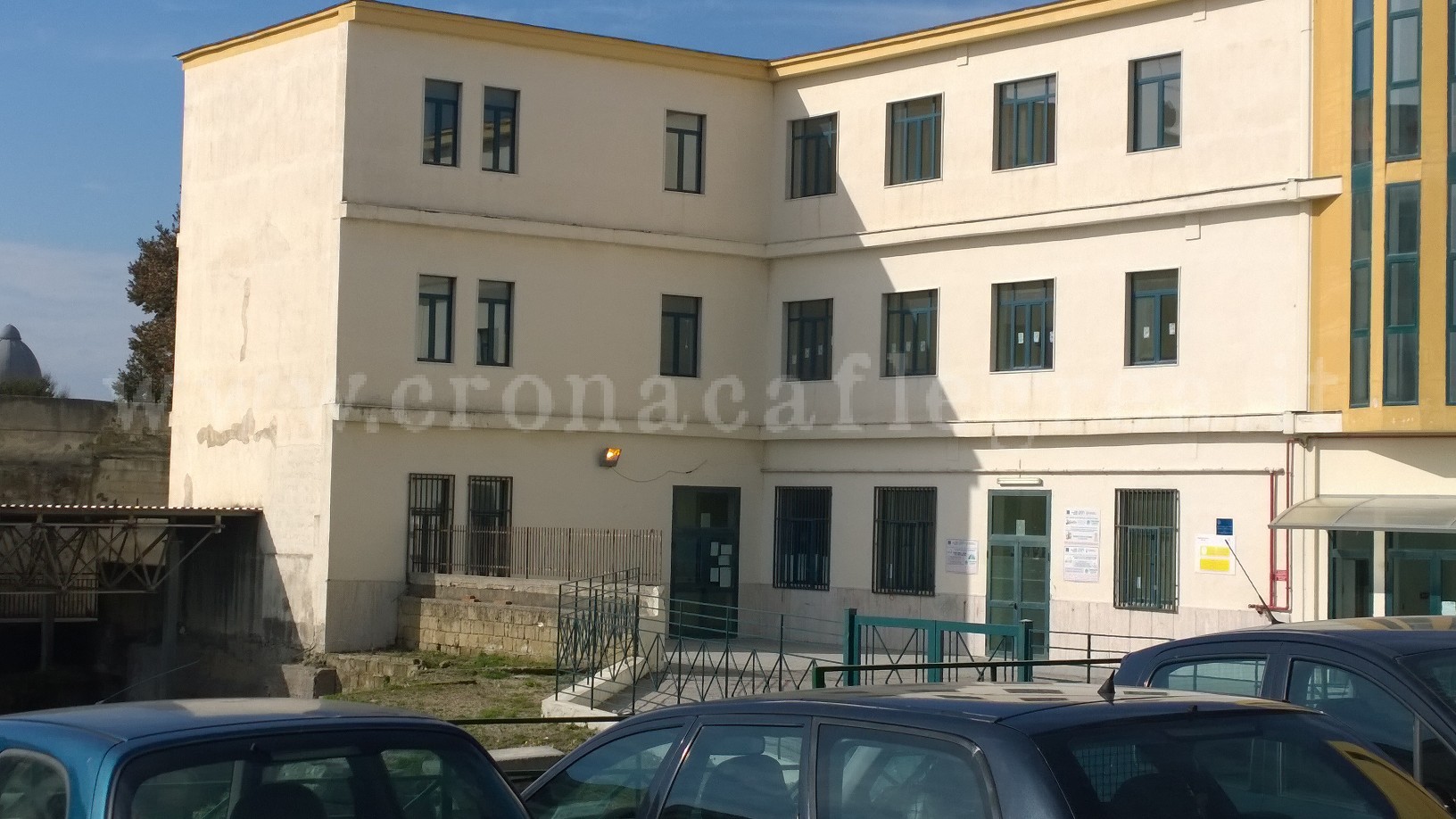 POZZUOLI/ Scuola, lo spreco: luci accese anche di giorno