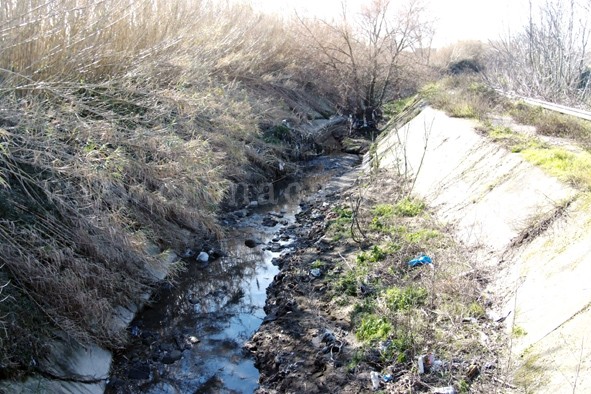 POZZUOLI/ Dopo la pioggia fango, detriti e rifiuti abbondano nell’alveo – LE FOTO