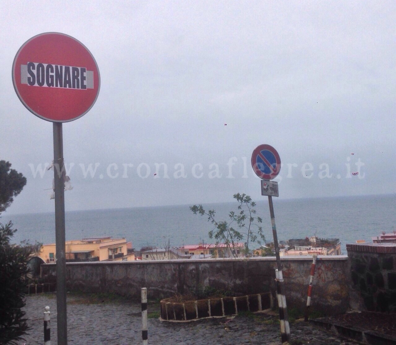 POZZUOLI/ “Vietato amare, sognare…..”: messaggi sui divieti d’accesso – LE FOTO