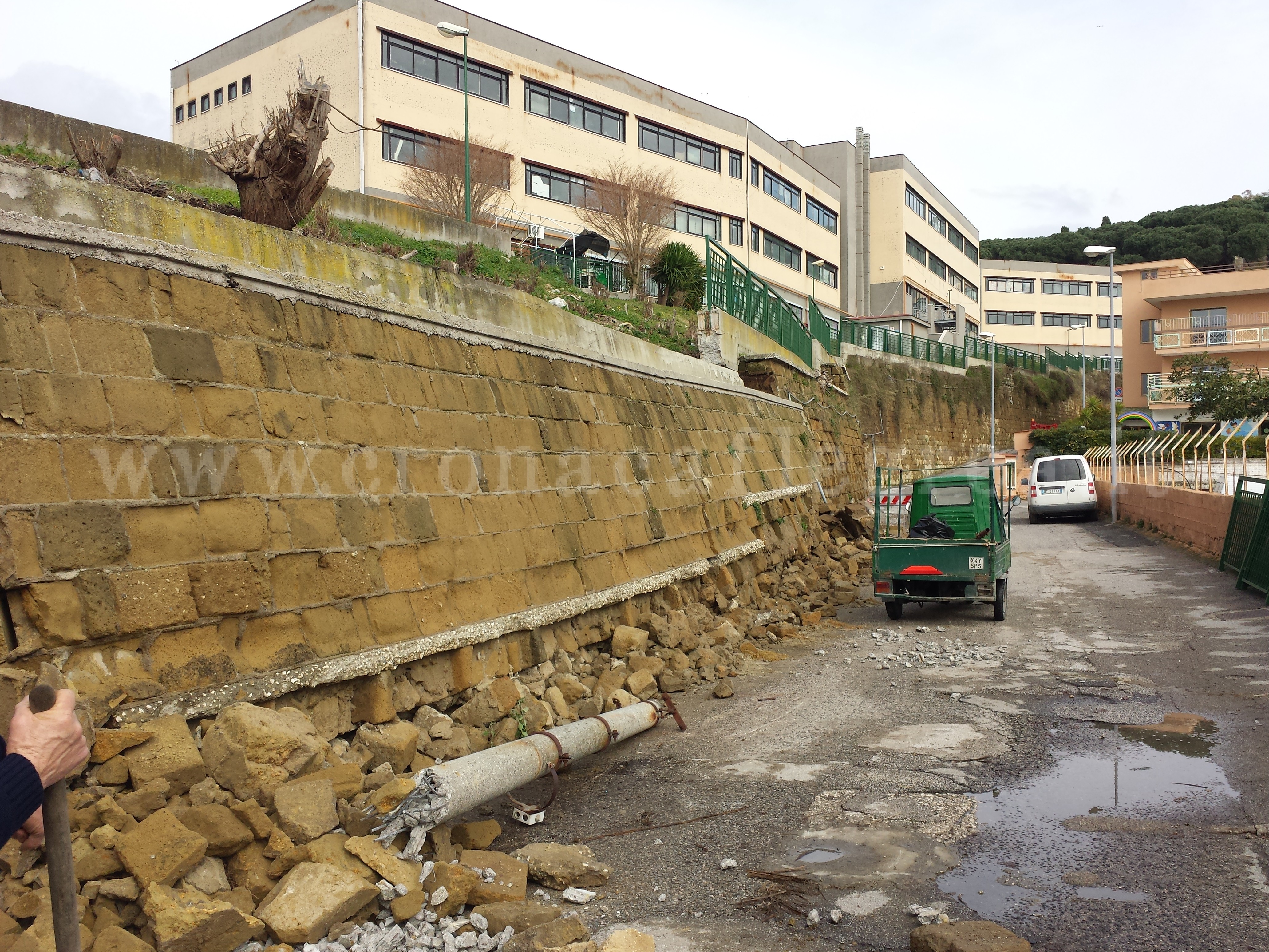 POZZUOLI/ Il maltempo flagella la città: crolla muro e via Fasano chiusa al traffico