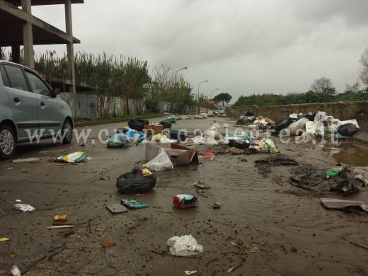 Via Crocillo, una delle strade "preferite" dagli incivili